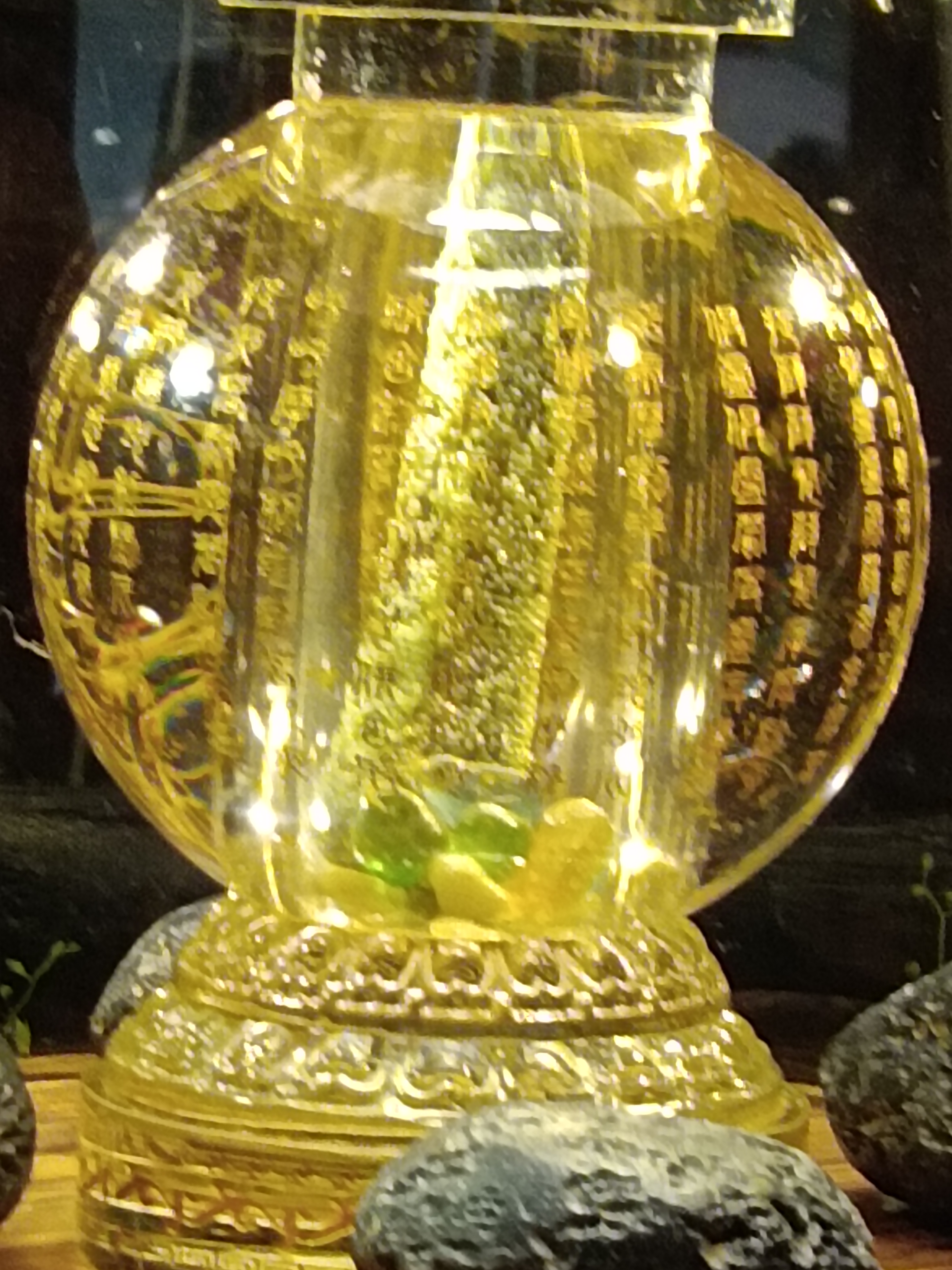 佛的佛骨舍利,整个佛骨舍利外边长满了珍珠,下方长出了很多七彩水晶石