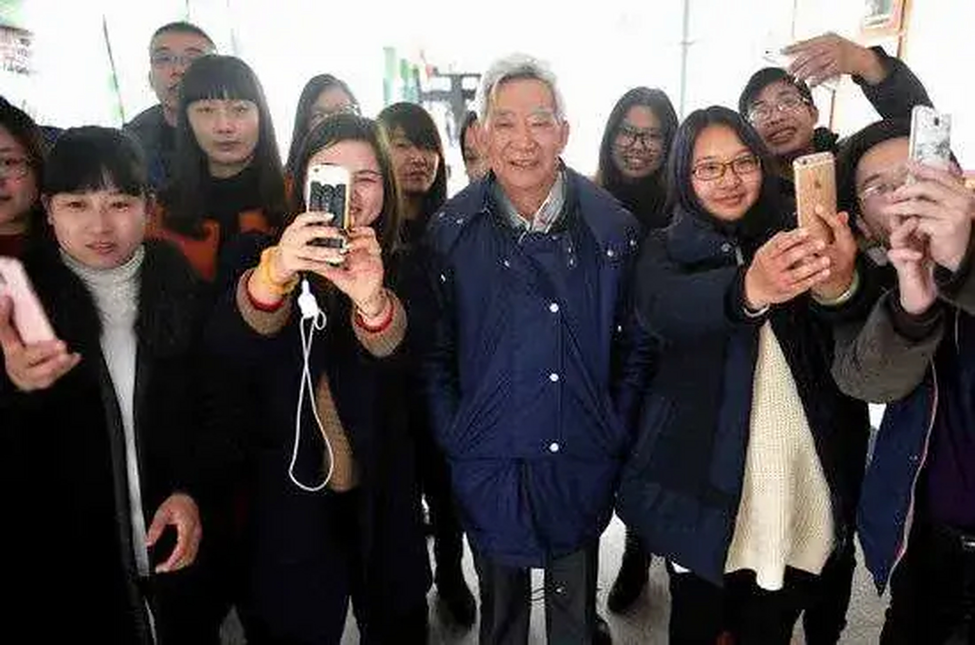 大概率是: 马来法是艺术家,擅长社交,所以与其合影的比较多.