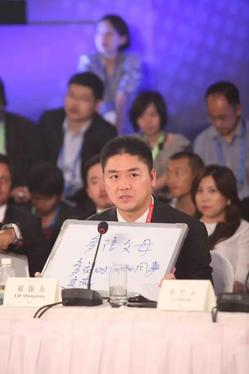 大概率是: 马来法是艺术家,擅长社交,所以与其合影的比较多.