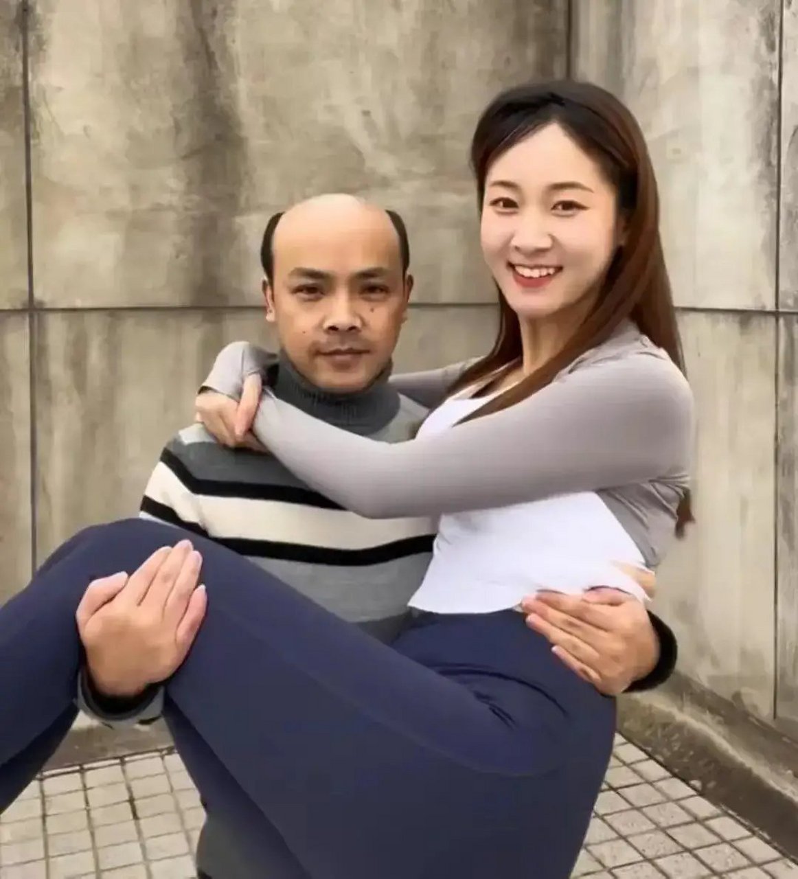 上海秃顶大叔与小12岁女友晒恋爱日常.