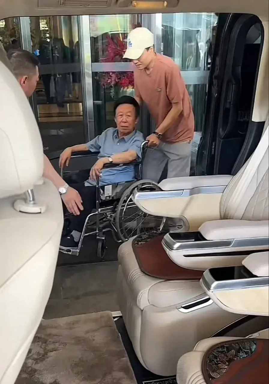 田连元太不容易了!曾经那么支棱的一个人,如今竟然坐轮椅了!