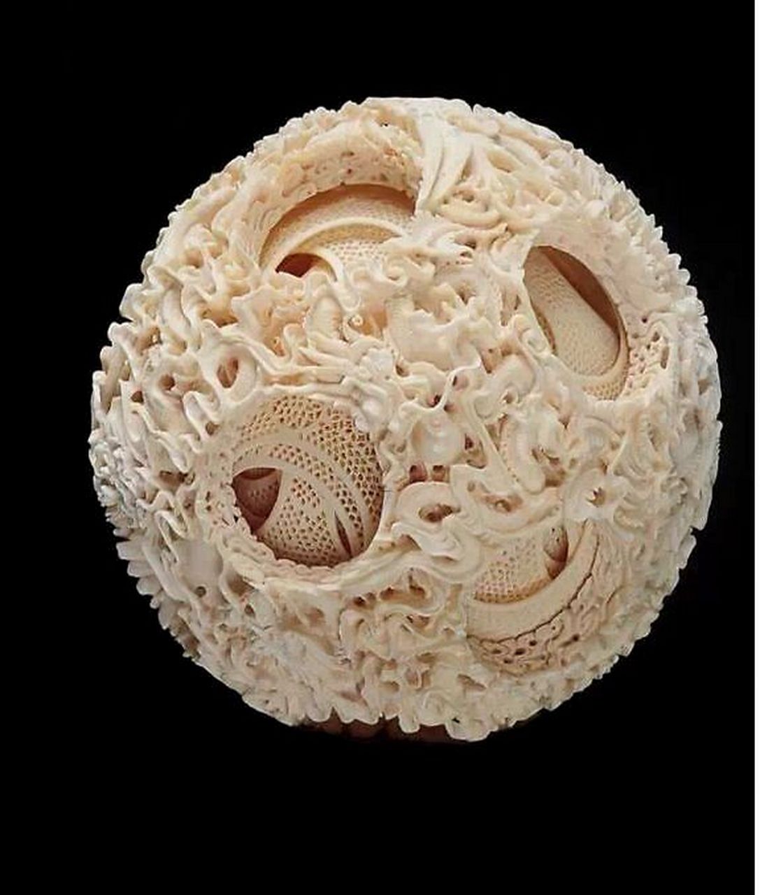 【鬼工球,也叫同心球,或者牙雕套球,是用木头,象牙或者玉石雕刻的镂空