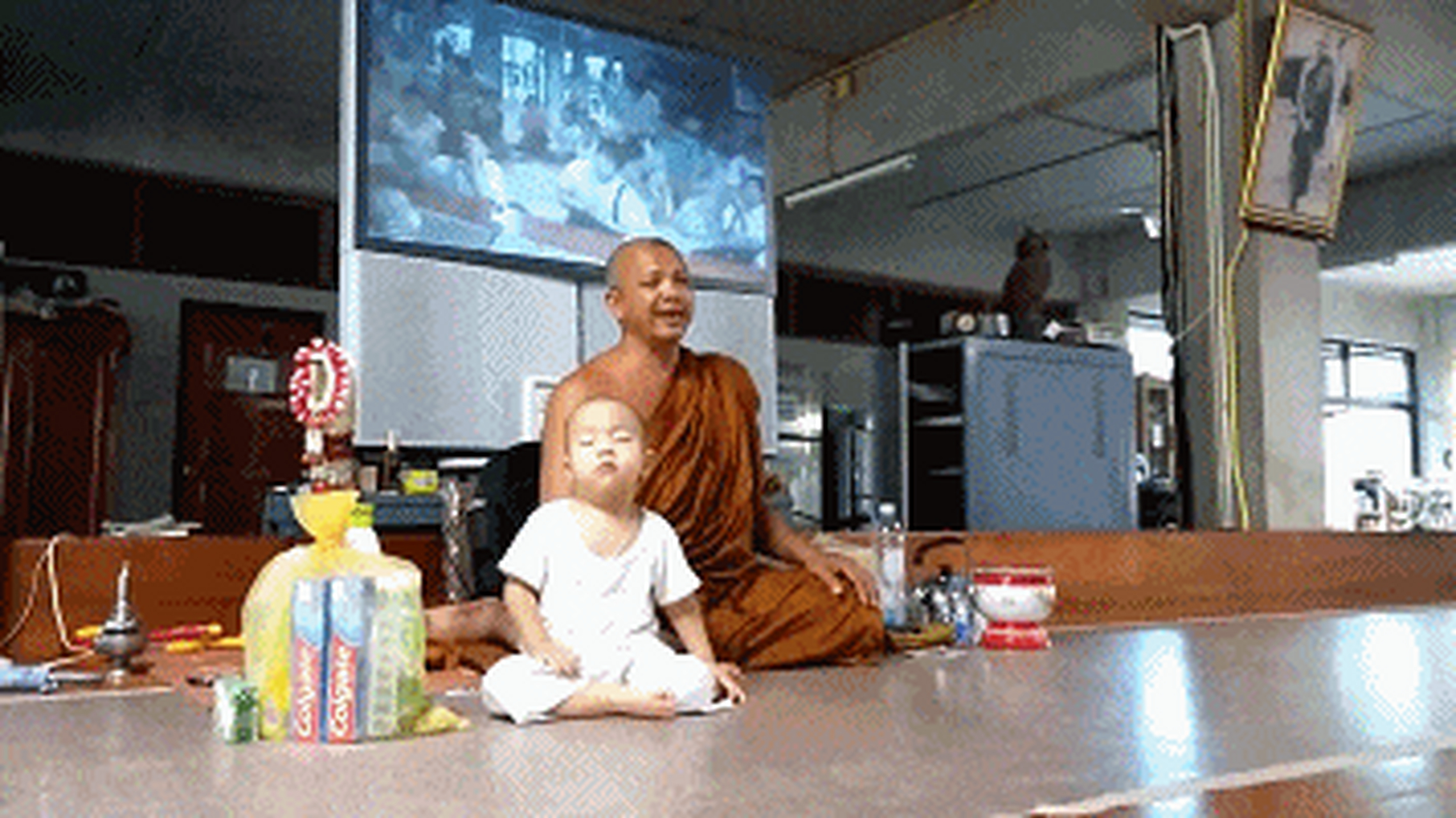 泰国有个小男孩nongkorn从小就被送去了寺庙当小沙弥,因为年纪小,听经