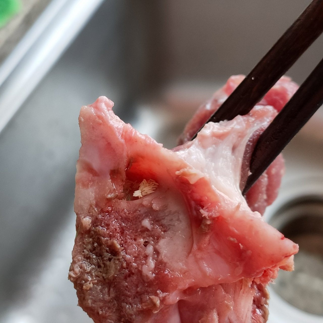 膝盖肘关节红色鸡皮疙瘩痒（膝盖肘关节红色鸡皮疙瘩痒怎么回事）