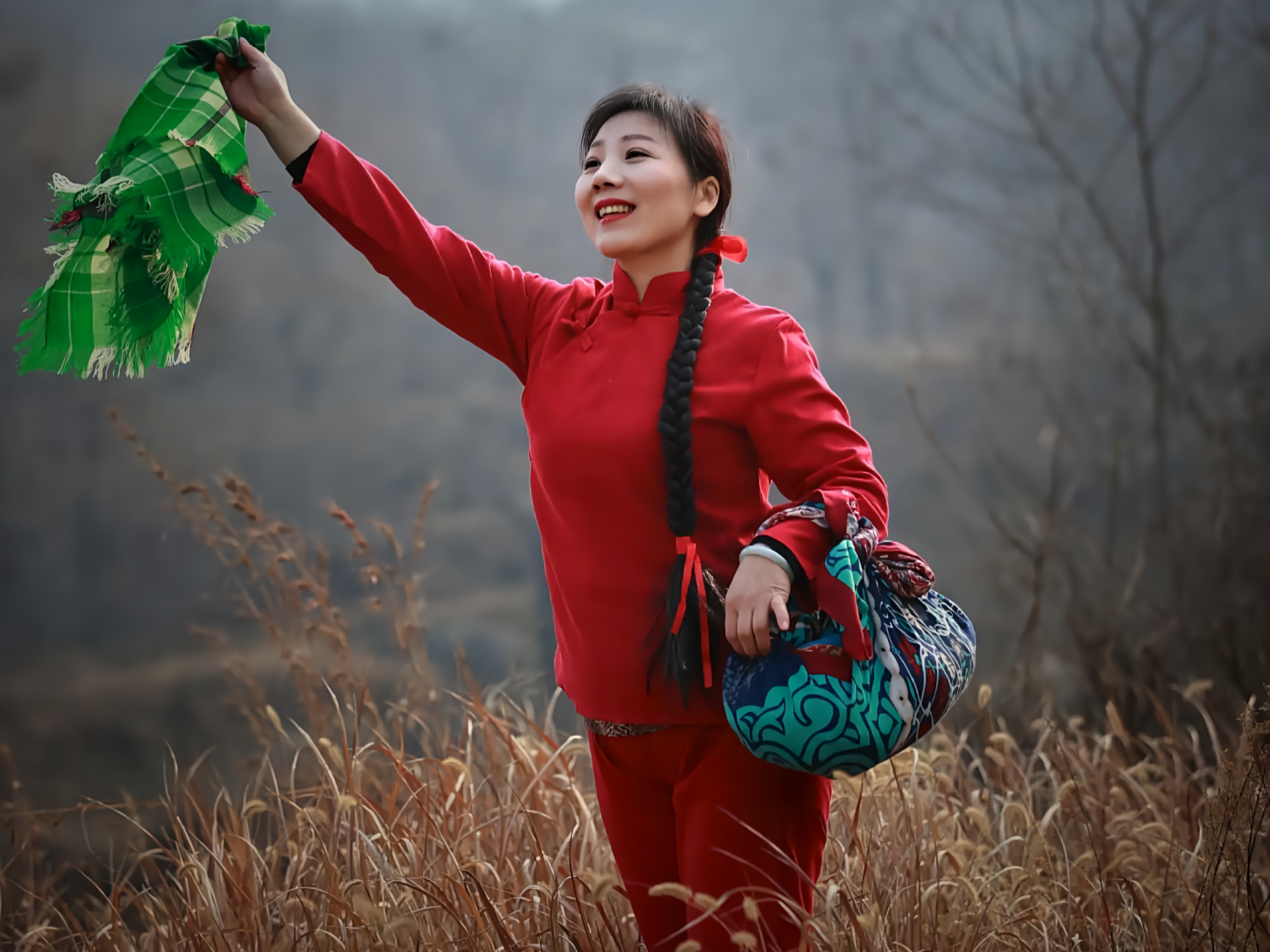 1976年,男知青个子矮小,被一漂亮女人追,来到河边