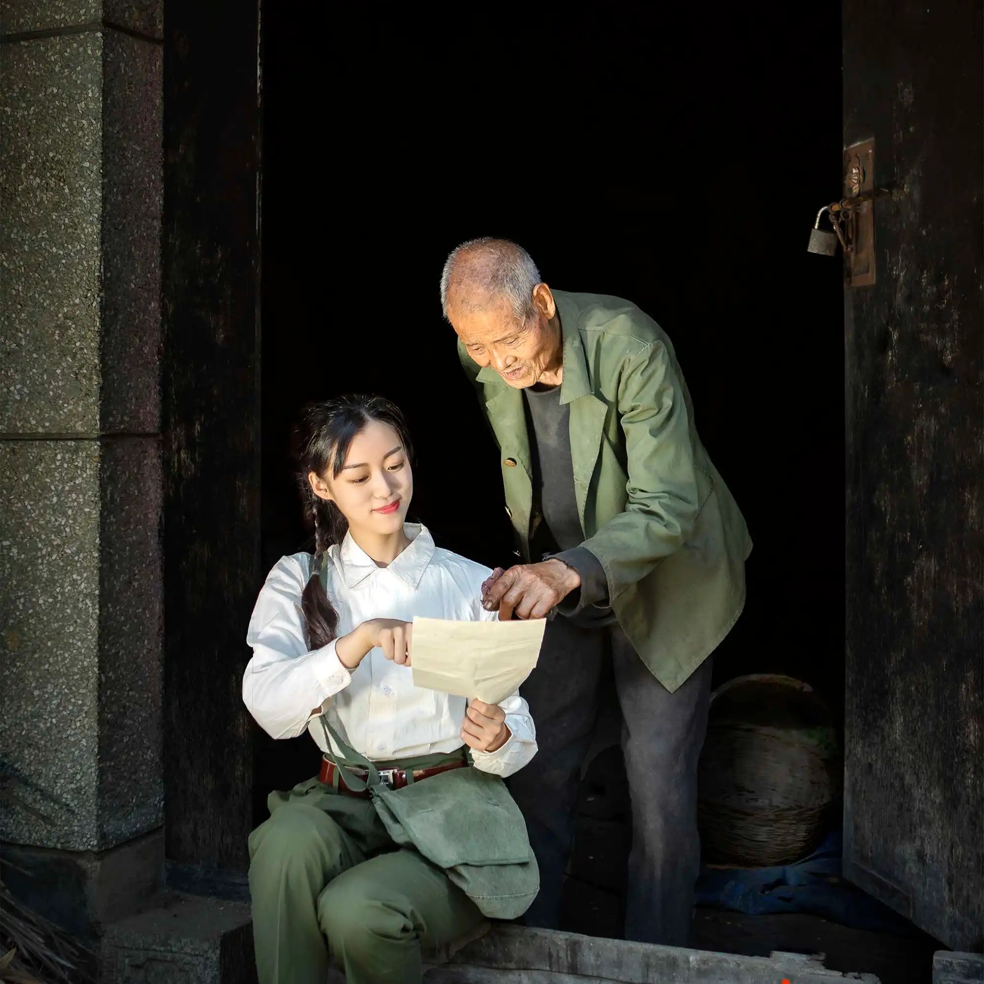 知青叫陈本清,天津人,初中毕业,知青剧照70年代看书学习的女知青