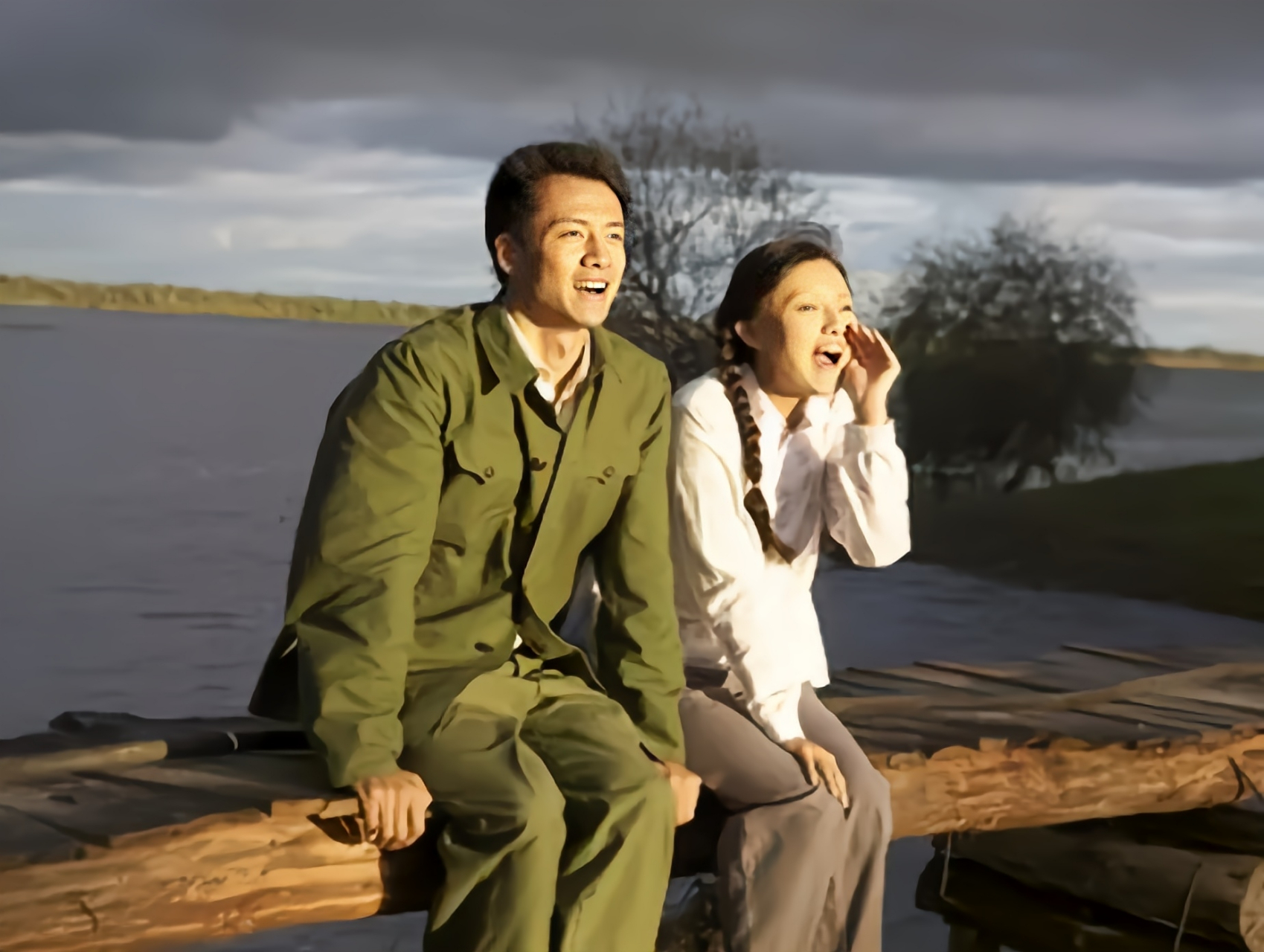 1977年,知青于文娟返城,恋人跟着列车狂奔,她擦了擦眼泪,大喊道:"别追