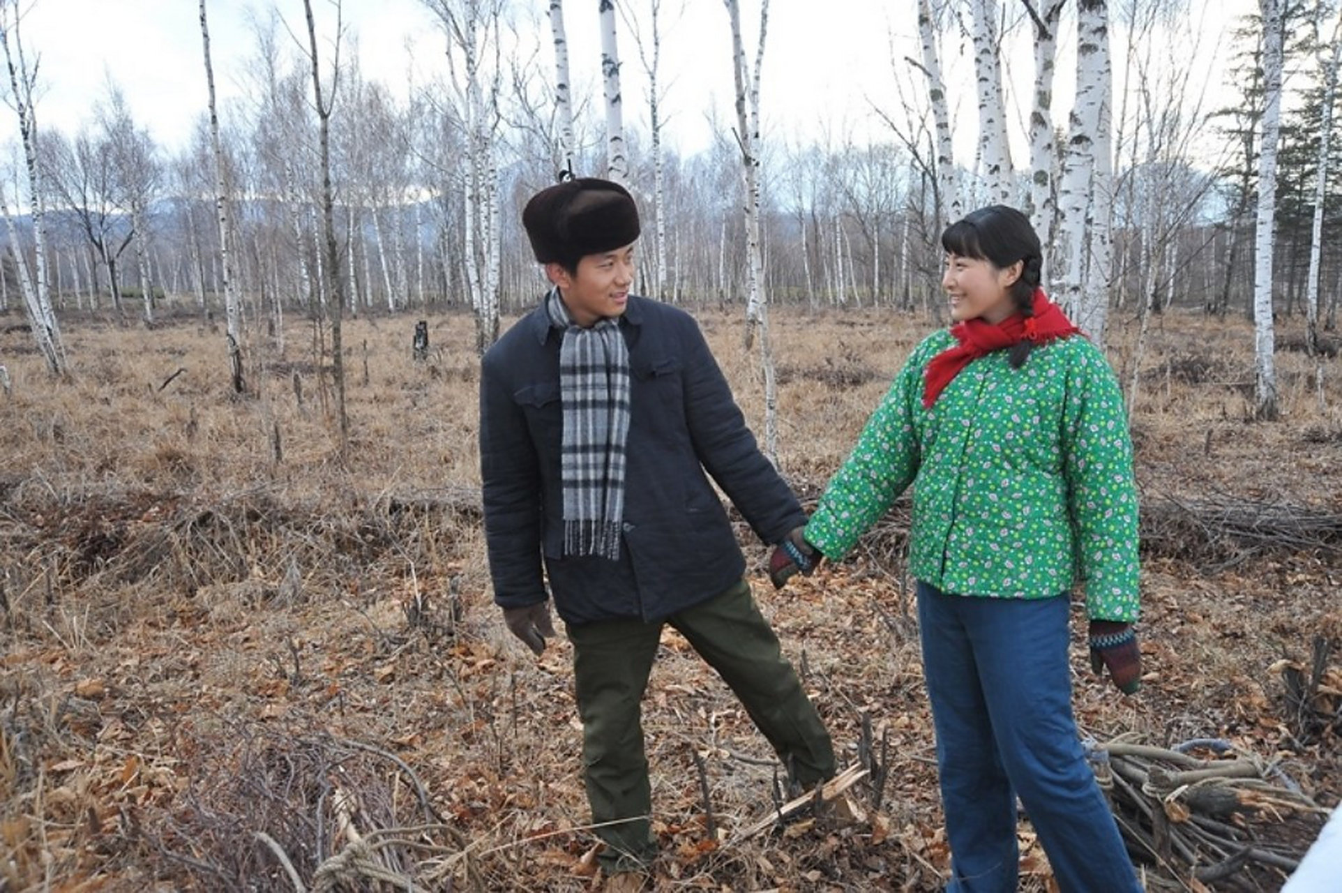 1972年,知青李晓亮和村花秀芬相恋,晚上偷偷溜出,相约白桦林