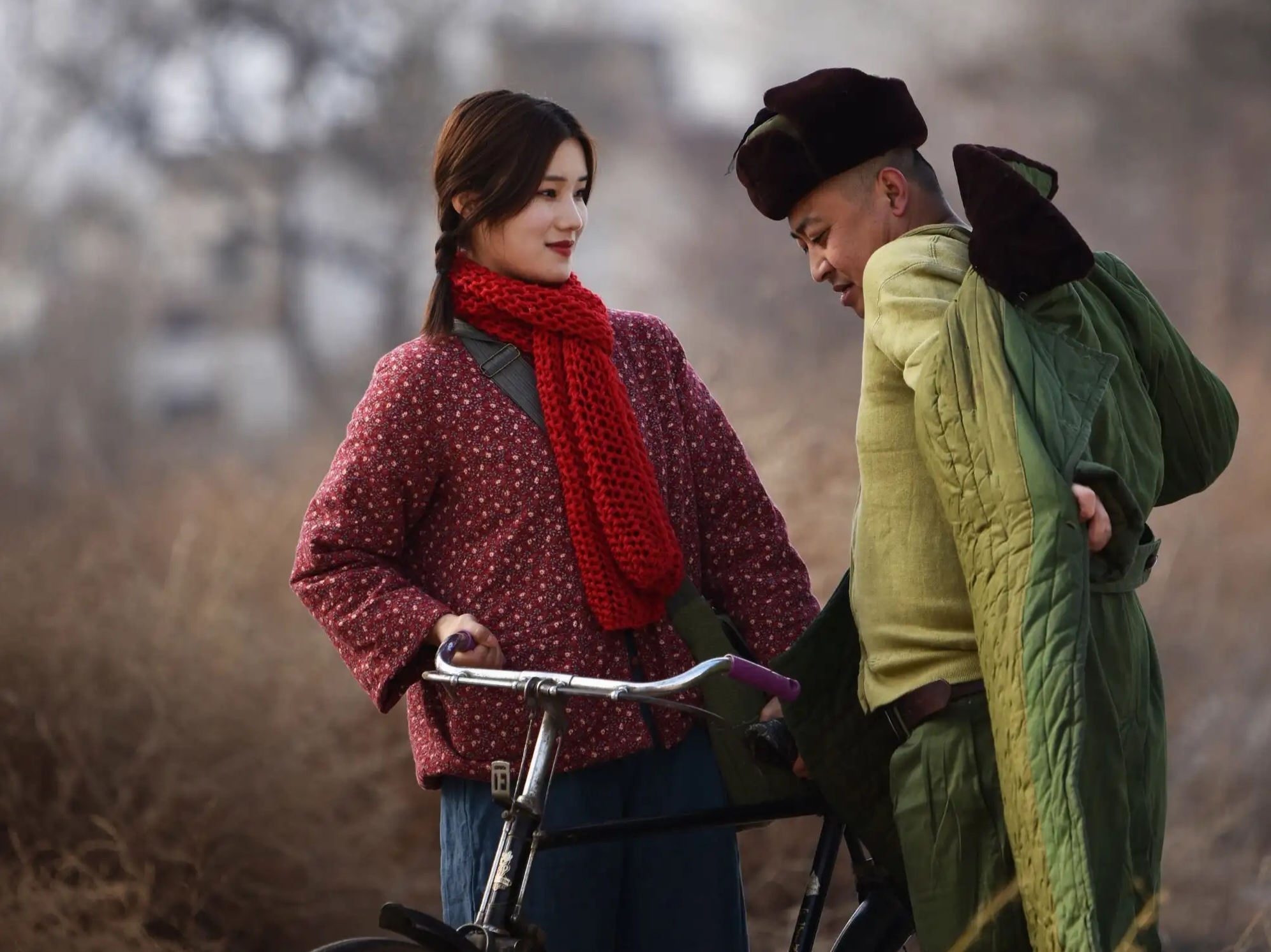 1976年,男知青个子矮小,被一漂亮女人追,来到河边,女人穿着一件红格