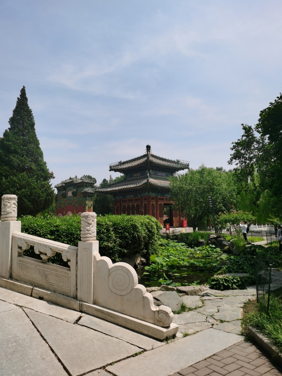 北海公园东临景山公园,北连什刹海,是北京最早的皇家园林.