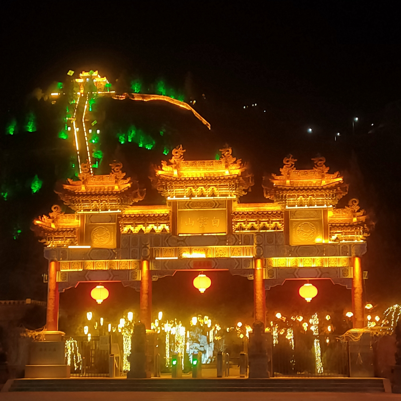 《月亮神常羲》 常羲也是上古神话里帝俊的妻子,名为月 神.