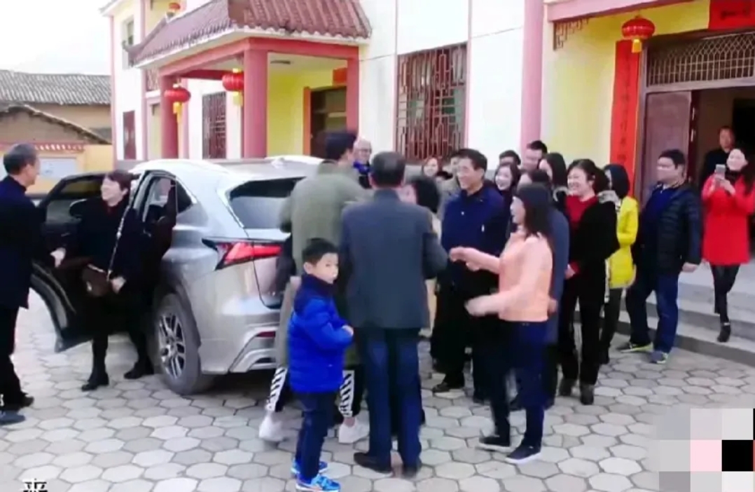 这是前几年罗晋回老家拍铜鼓风情宣传片的照片 这么大一个