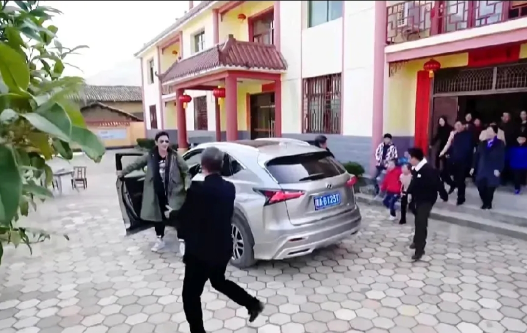 这是前几年罗晋回老家拍铜鼓风情宣传片的照片 这么大一个