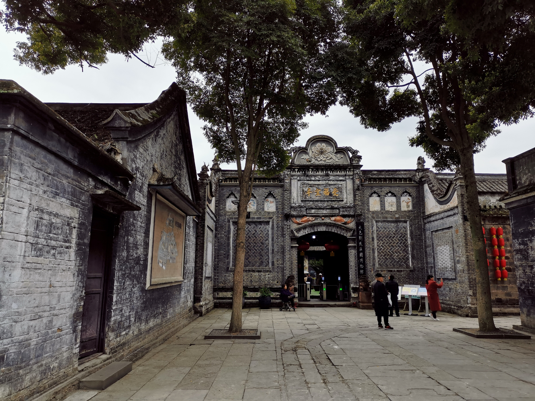 昨天跟团看了刘氏公馆,对我小时候脑子里刘文彩的形象有点变化