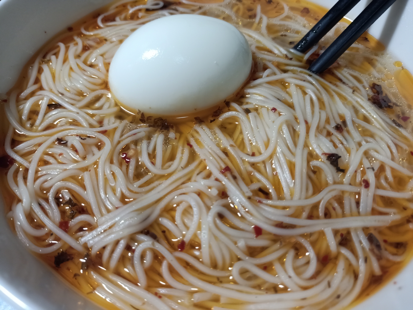一碗简单的挂面条,加上一个水煮蛋,再加点儿提前熬制好的香椿辣椒油