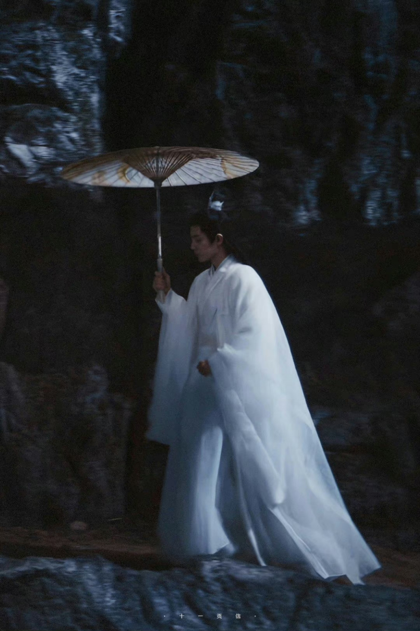 肖战# #肖战时影# 时影撑伞,翩翩公子执伞而来. #肖战玉骨遥