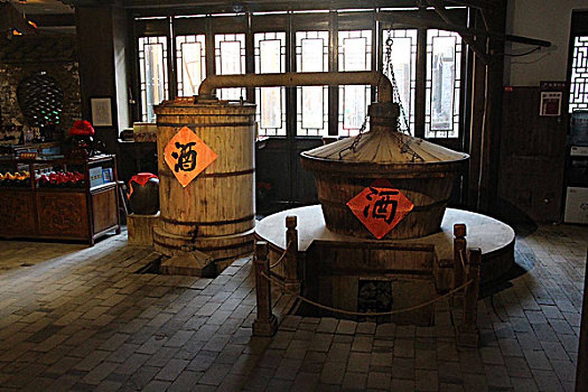 走进这家民间小酒馆作坊,你会被其独特的室内布局所吸引.