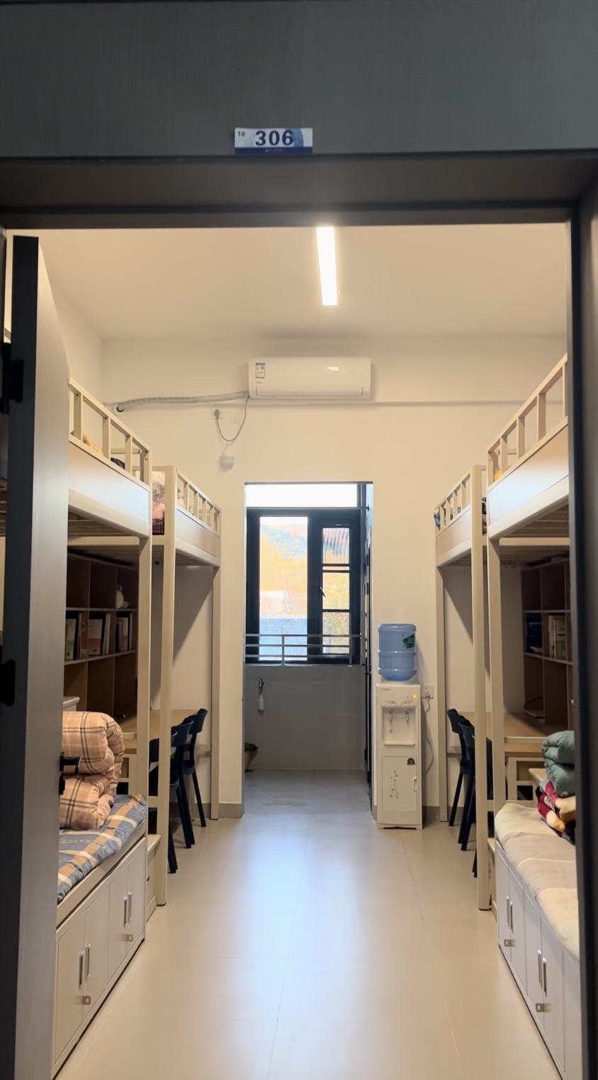 郑州城市职业学院      寝室环境清新宜人,让人倍感舒适.