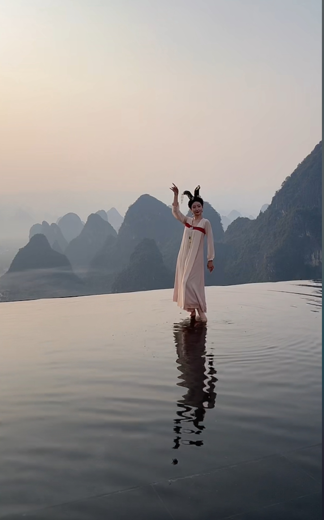 翠嶂千重涵玉镜,清波万顷漾瑶琼. 霓裳舞破琉璃色,霞帔飘摇日月精