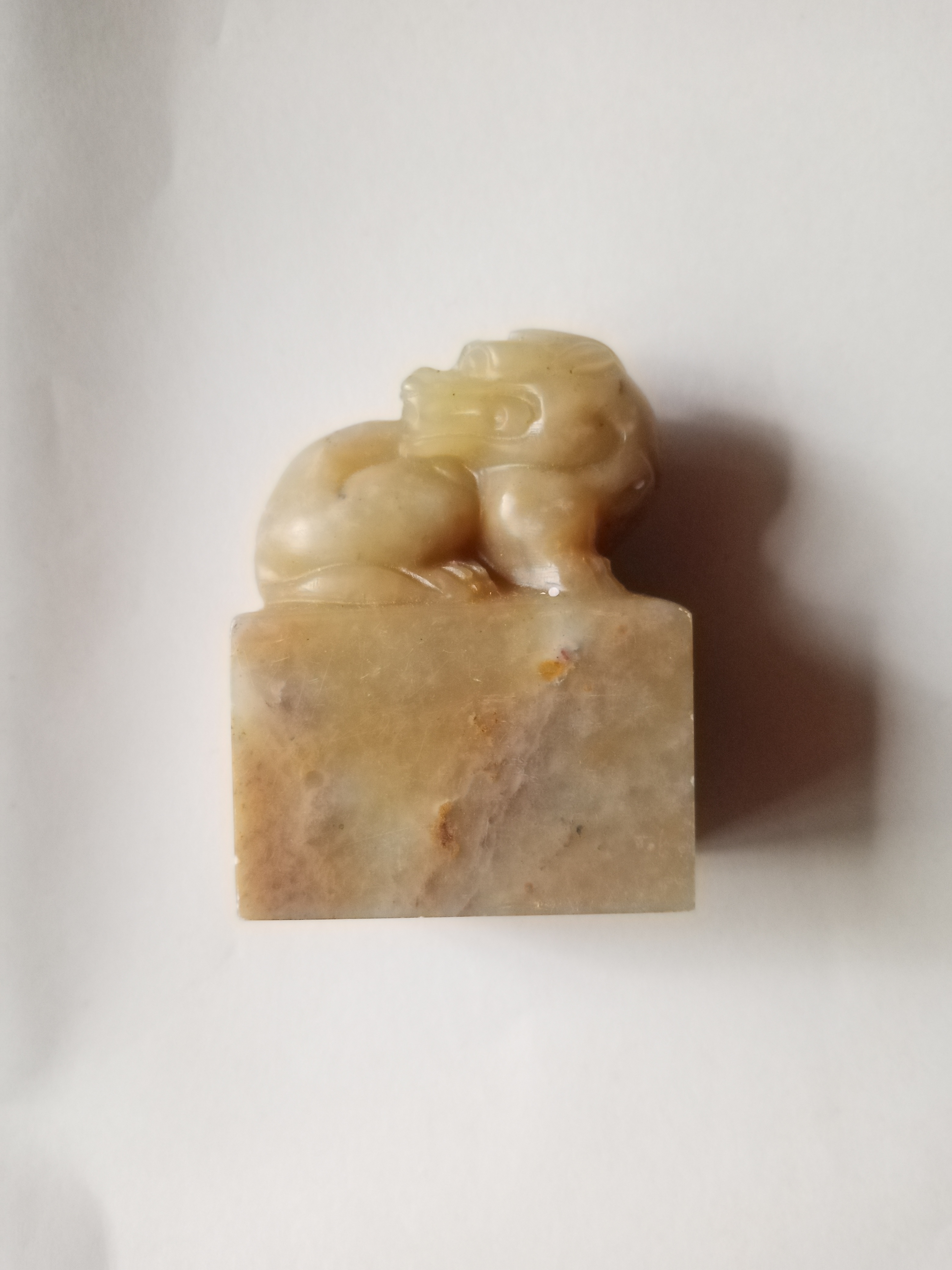 寿山石是产于福建省福州市北峰区寿山乡,它是种叶蜡石,有田坑,水坑,山