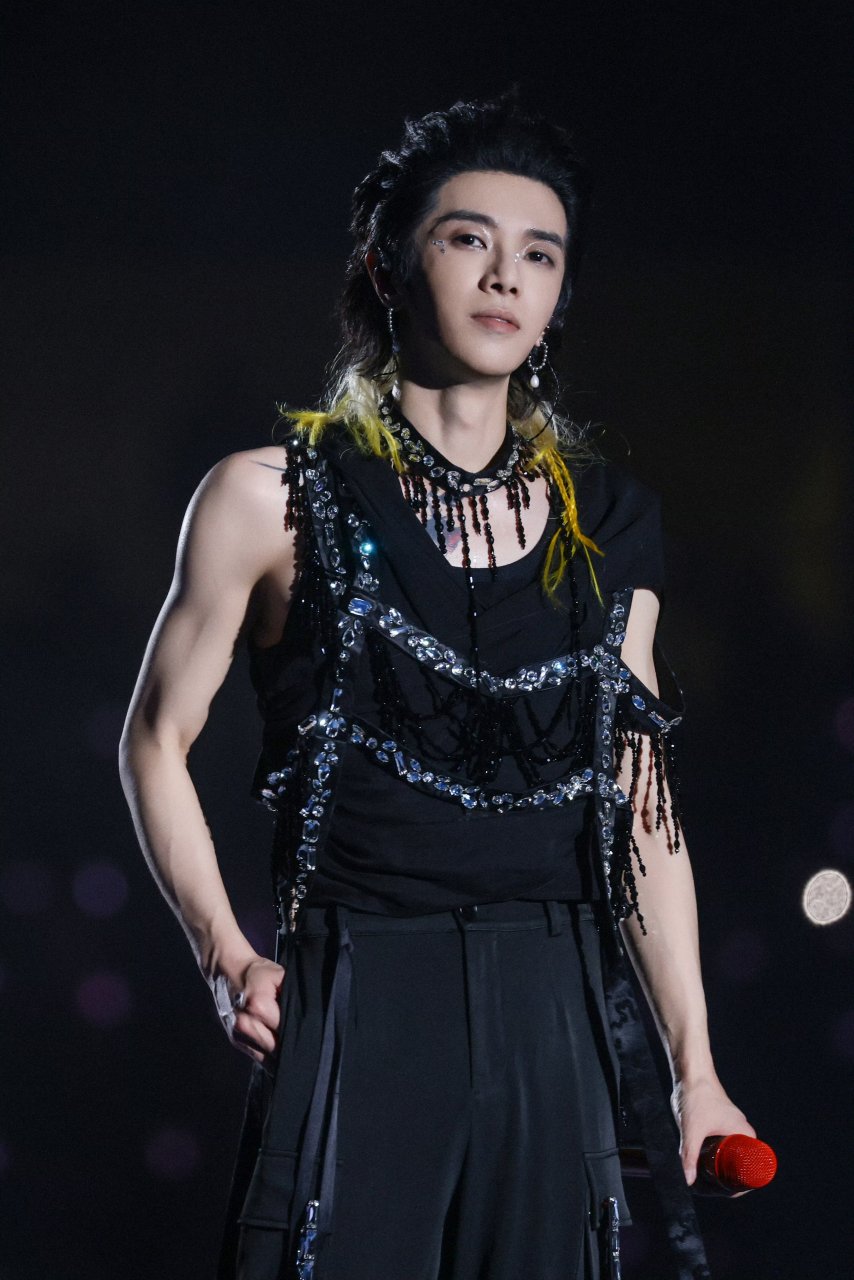 华晨宇# 睡前更新一组华晨宇帅照[爱你] 华晨宇每次演唱会的造型都不