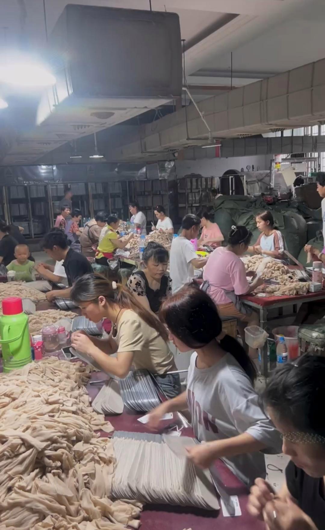 进入袜子厂,开始了新的工作.