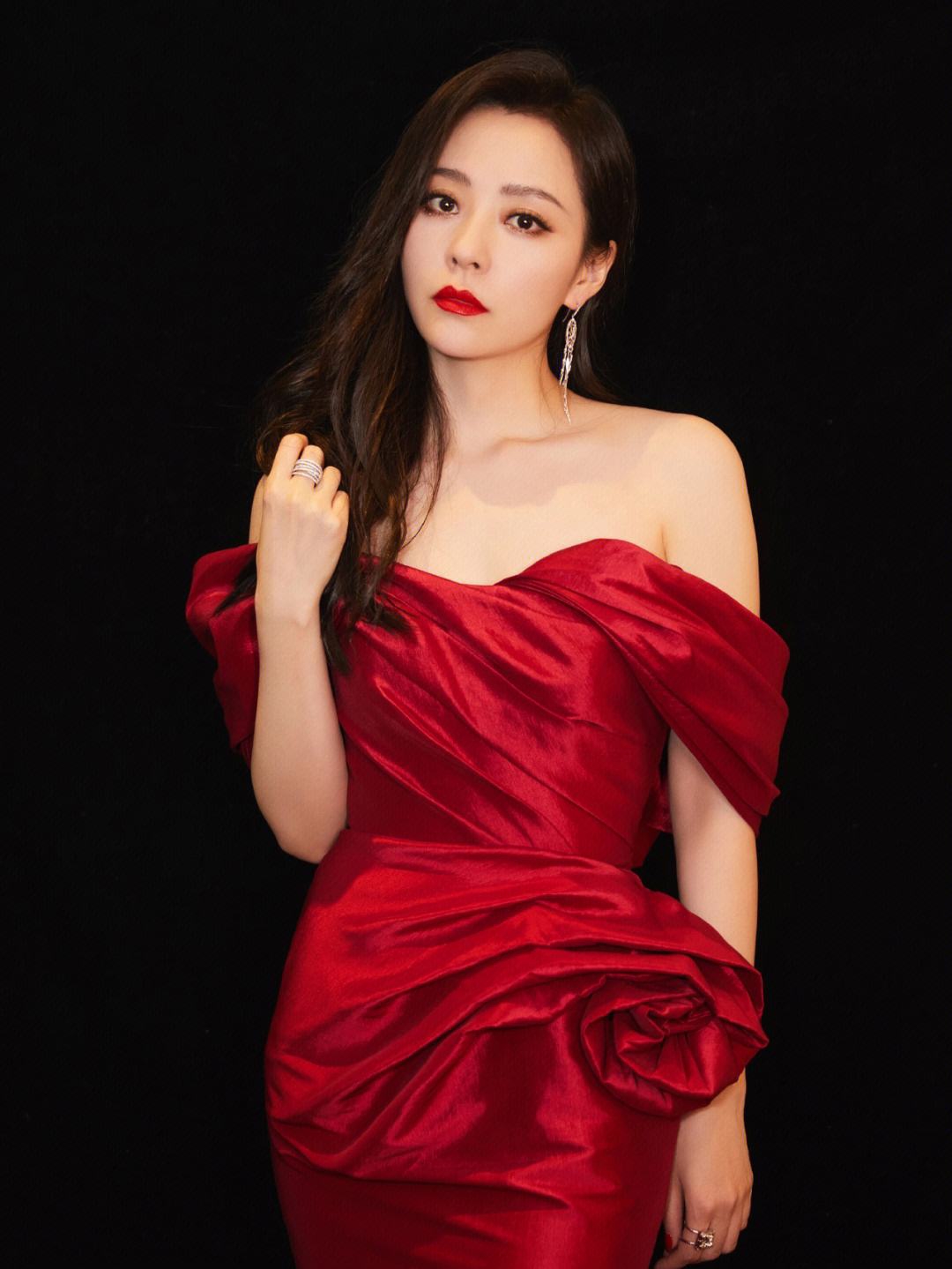 美女张靓颖红色漏肩礼裙,优雅高贵,还是那么漂亮惊艳!