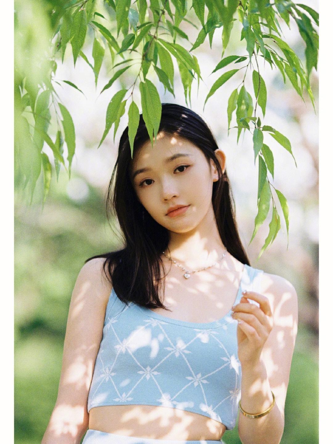 美女林允户外郊游,着蓝色吊带印花背心,貌美如花,清纯可人!