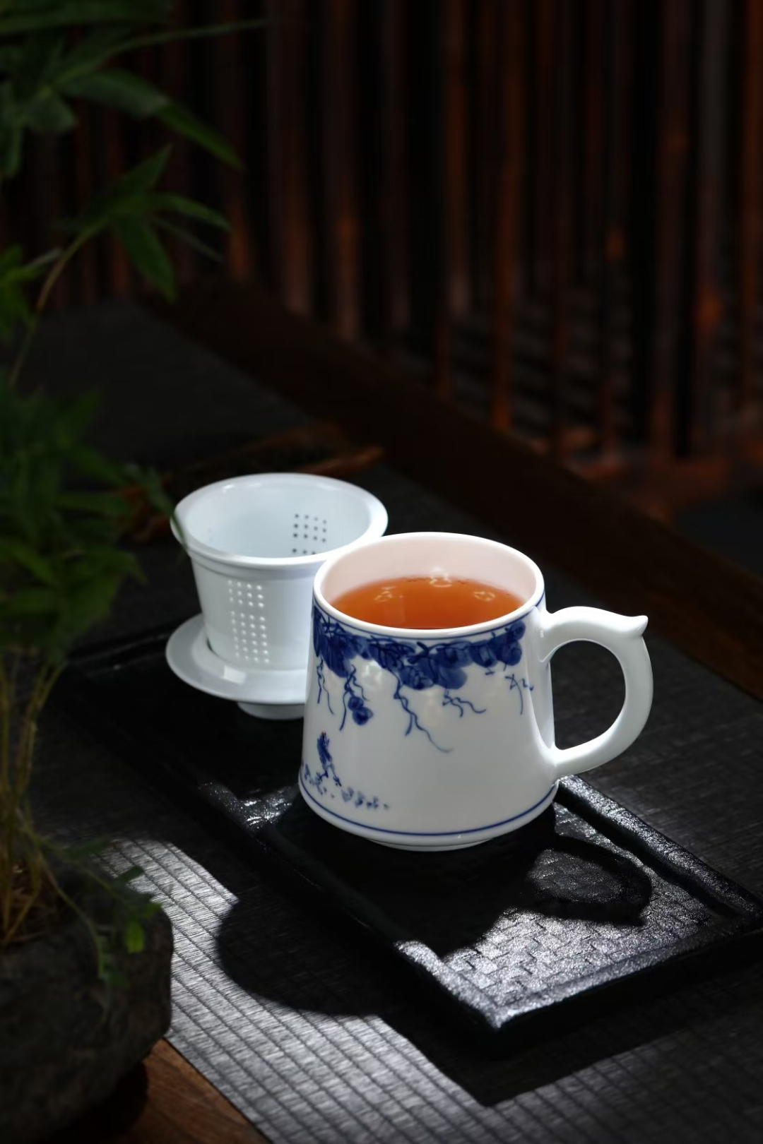 景德镇玲珑杯手绘办公杯带盖过滤杯陶瓷茶具大号茶水分离商务茶杯