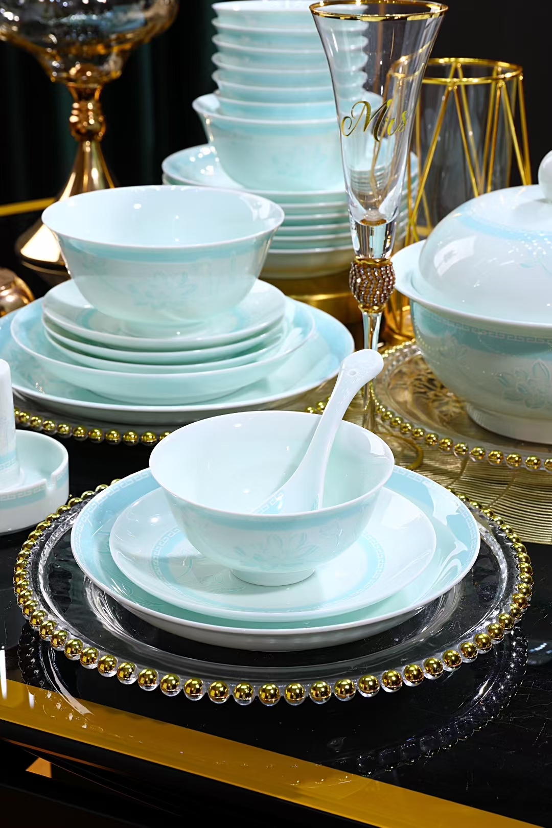 最近入手了一套超美的餐具,摆上桌瞬间提升硬屯