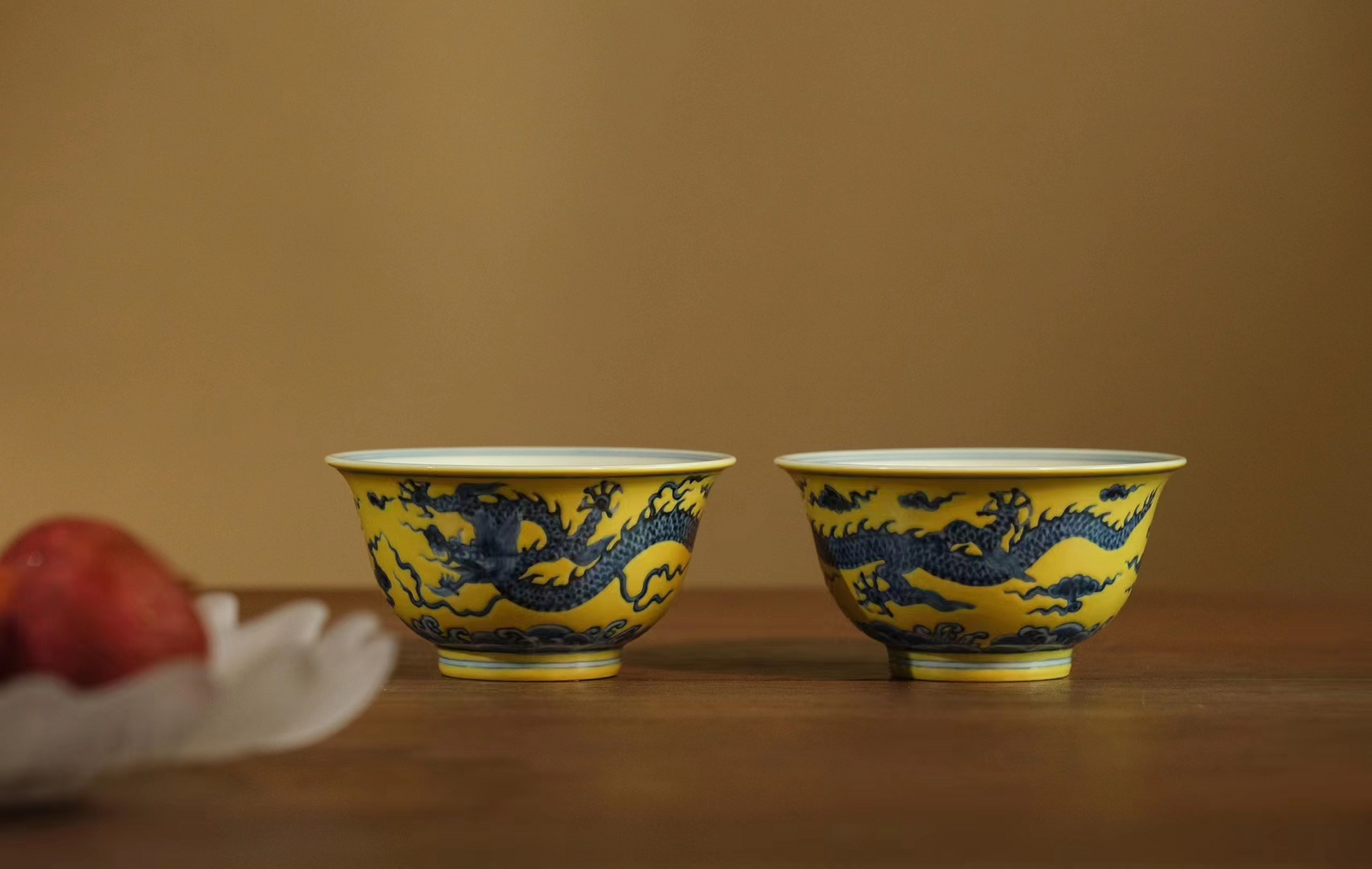 皇家御用黄地青花手绘龙纹压手杯釉里红手作祥云龙