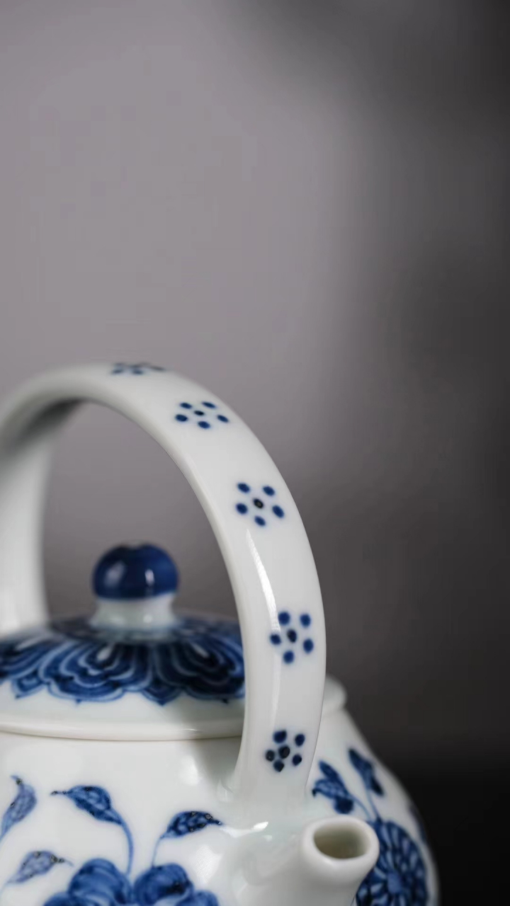 青花缠枝十二花卉提梁壶,是茶席上的绝美艺术品
