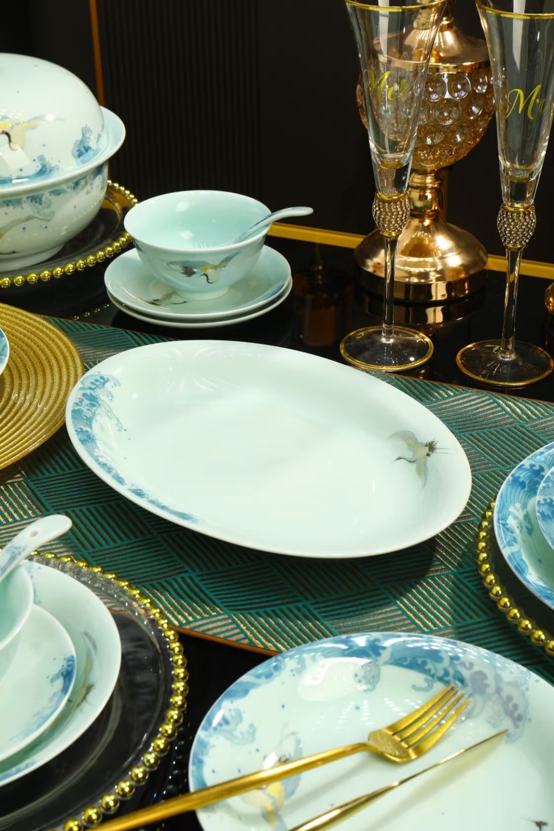 大爱这套景德镇高岭土的青瓷餐具,简直是餐桌上的艺术品!