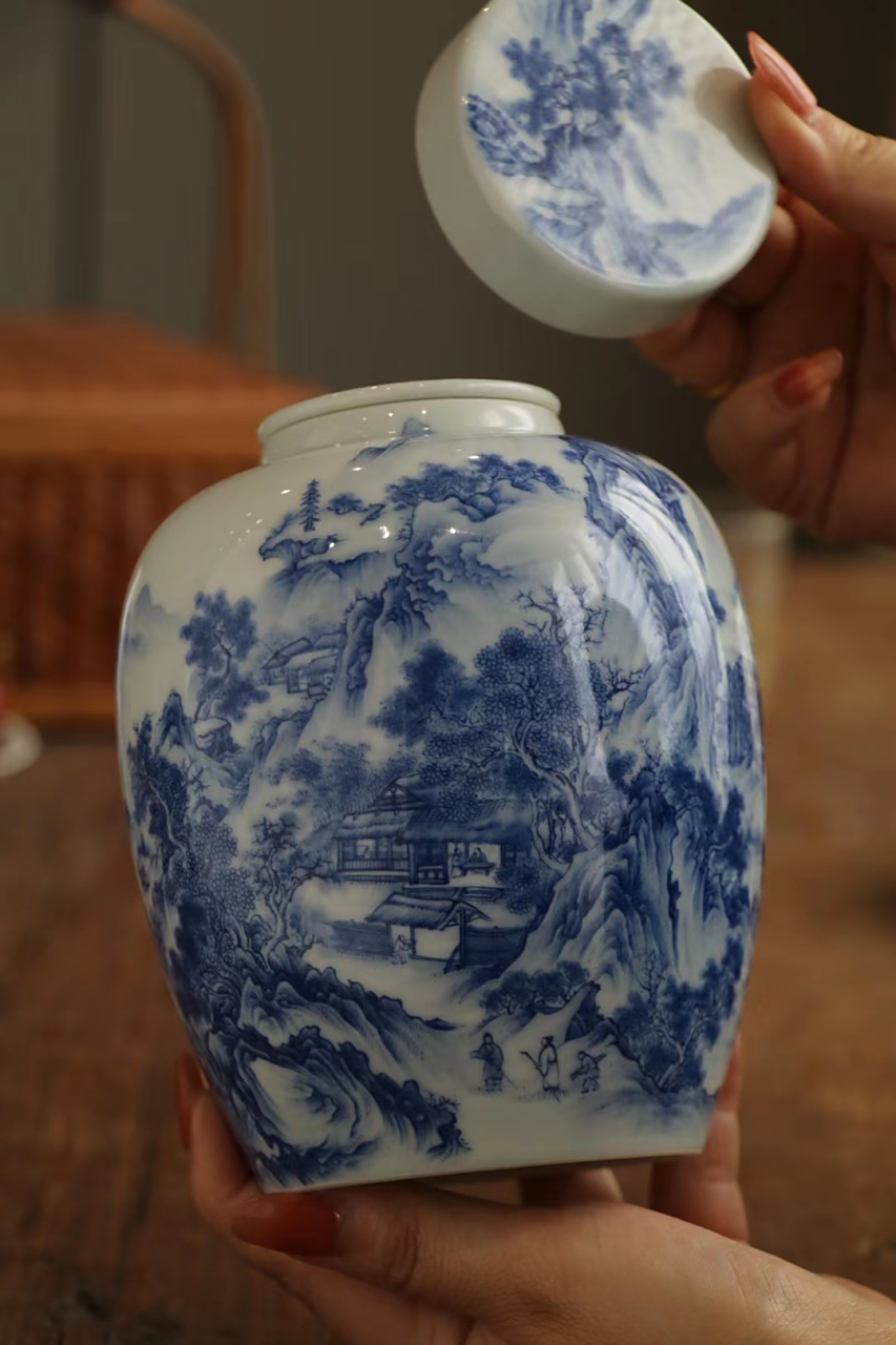 青花工笔手绘通景山水茶叶罐仿明代青花素雅发色景德匠人细工手作双层