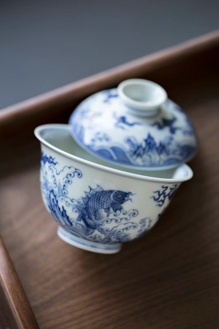 新款青花传承工笔手作鱼化龙纹盖碗,景德镇精品,两才实用.