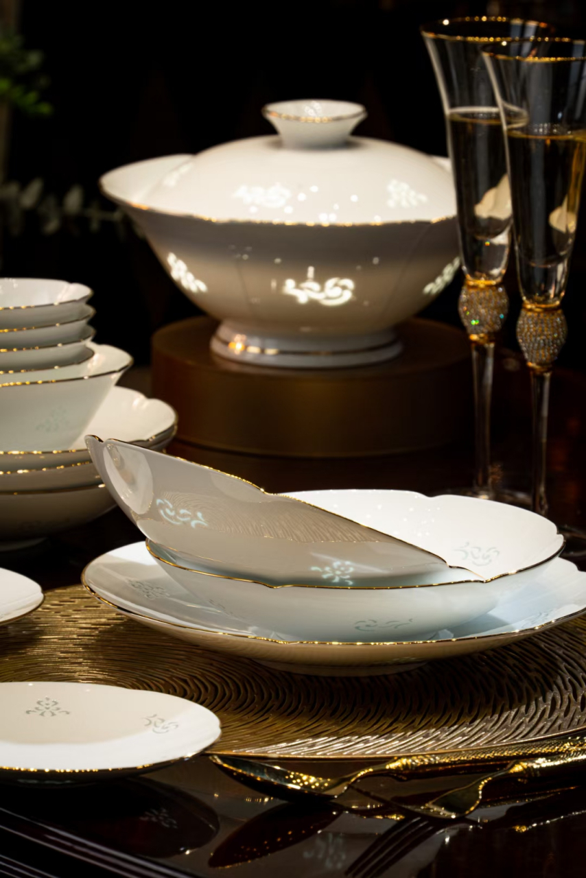 景德镇名瓷玲珑陶瓷餐具碗盘碗碟家用套装中国风高档纯白手工镶金异型