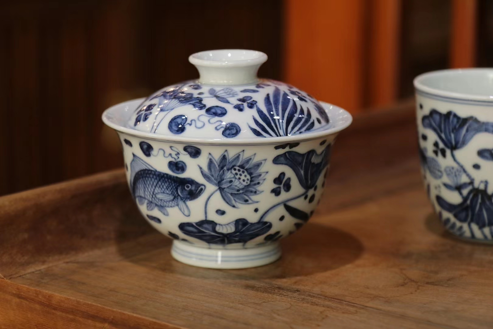 精致的鱼藻纹饰,青花的色彩,令人赞叹古人的精湛技艺.