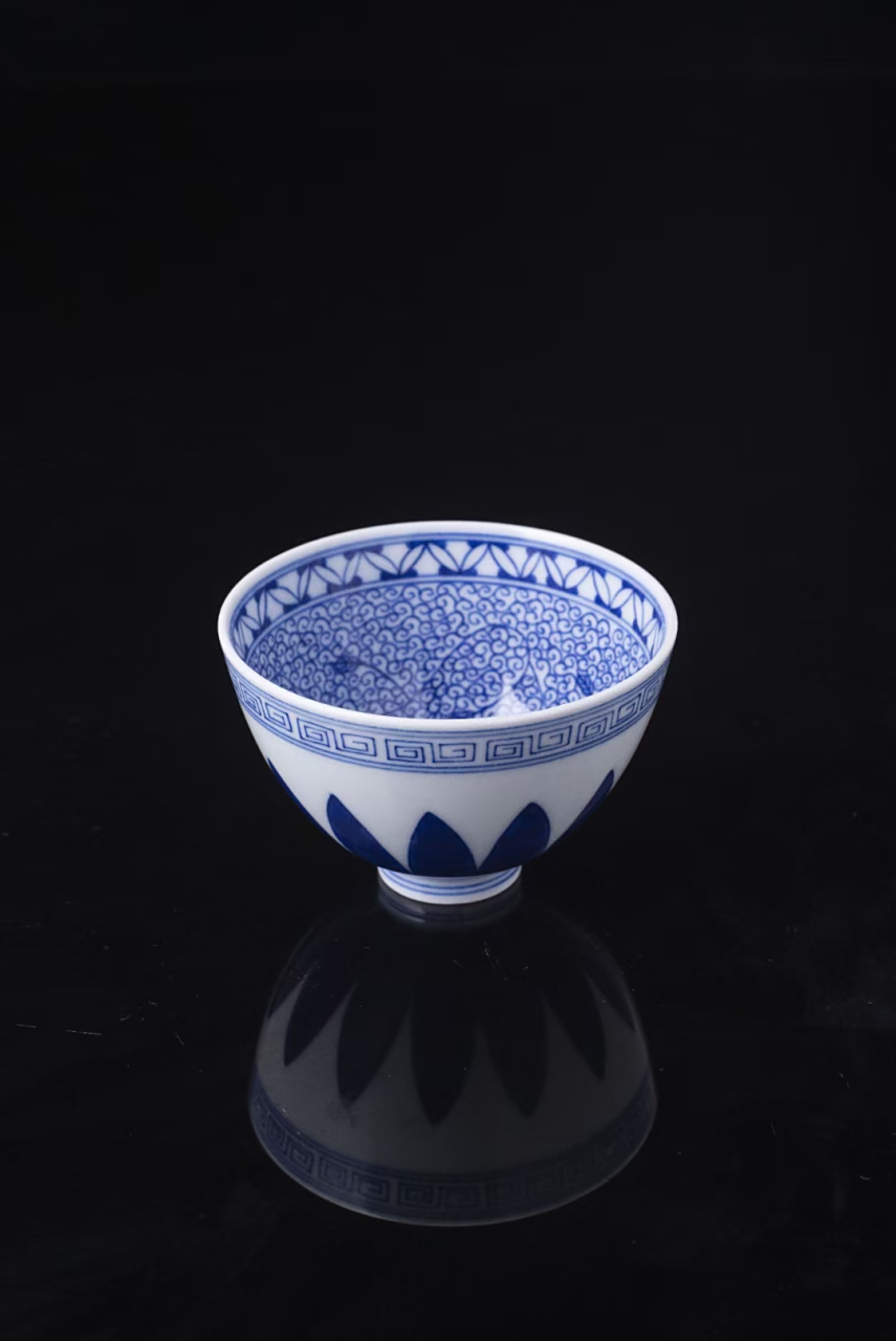 经典款原矿釉手绘青花内满工宝相纹明代永乐鸡心杯景德镇古法手作陶瓷