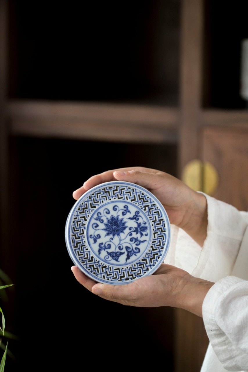 精工仿古大明宣德青花手绘缠枝镂空雕刻双层圆形小壶承陶瓷湿泡台多