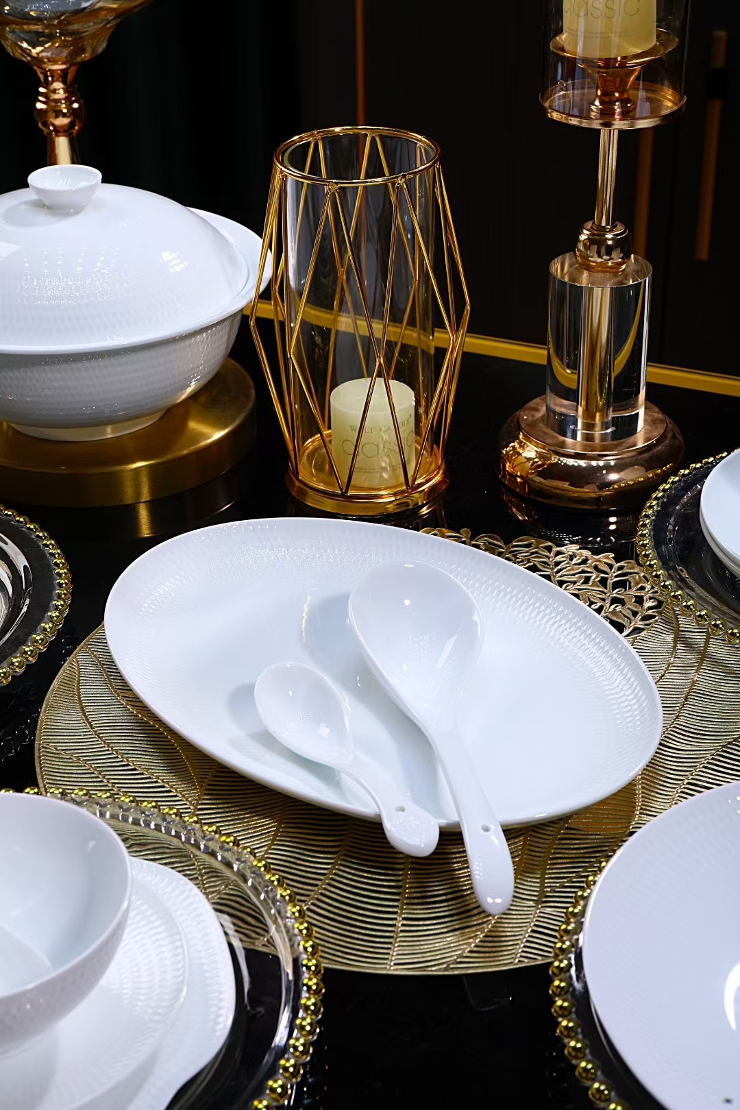 这套白玉泥陶瓷餐具,简约中透着雅致,雕刻纹理如