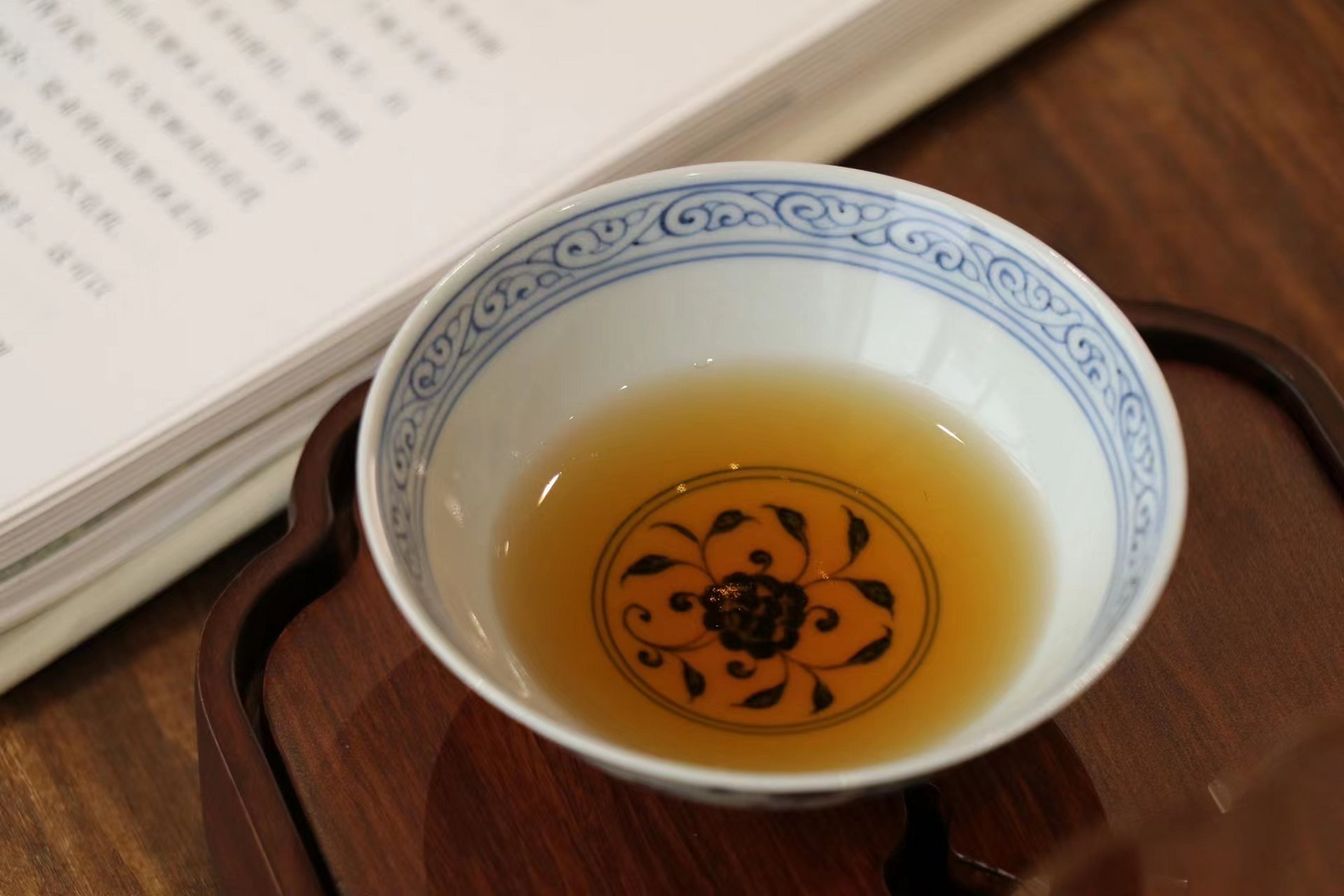 明味美学青花手绘缠枝莲宽口茶杯清新淡雅功夫茶主人杯 缠枝莲又称"