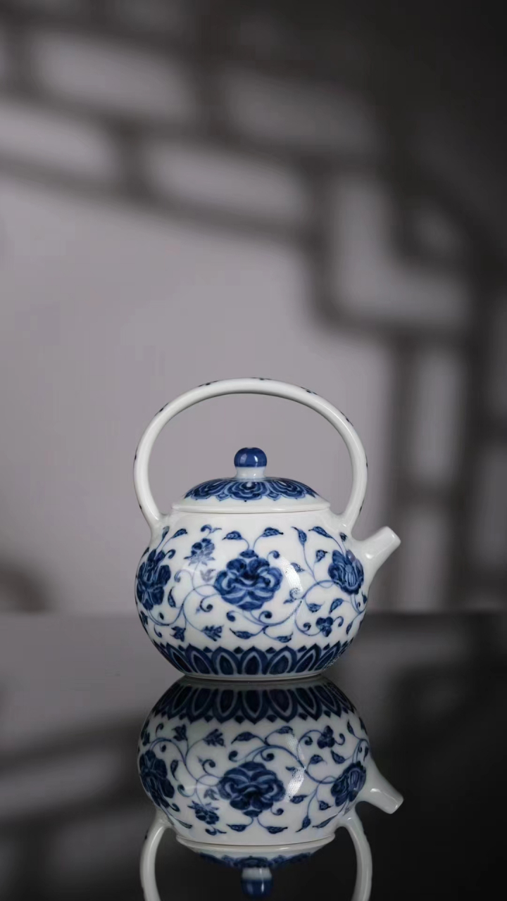 青花缠枝十二花卉提梁壶,是茶席上的绝美艺术品