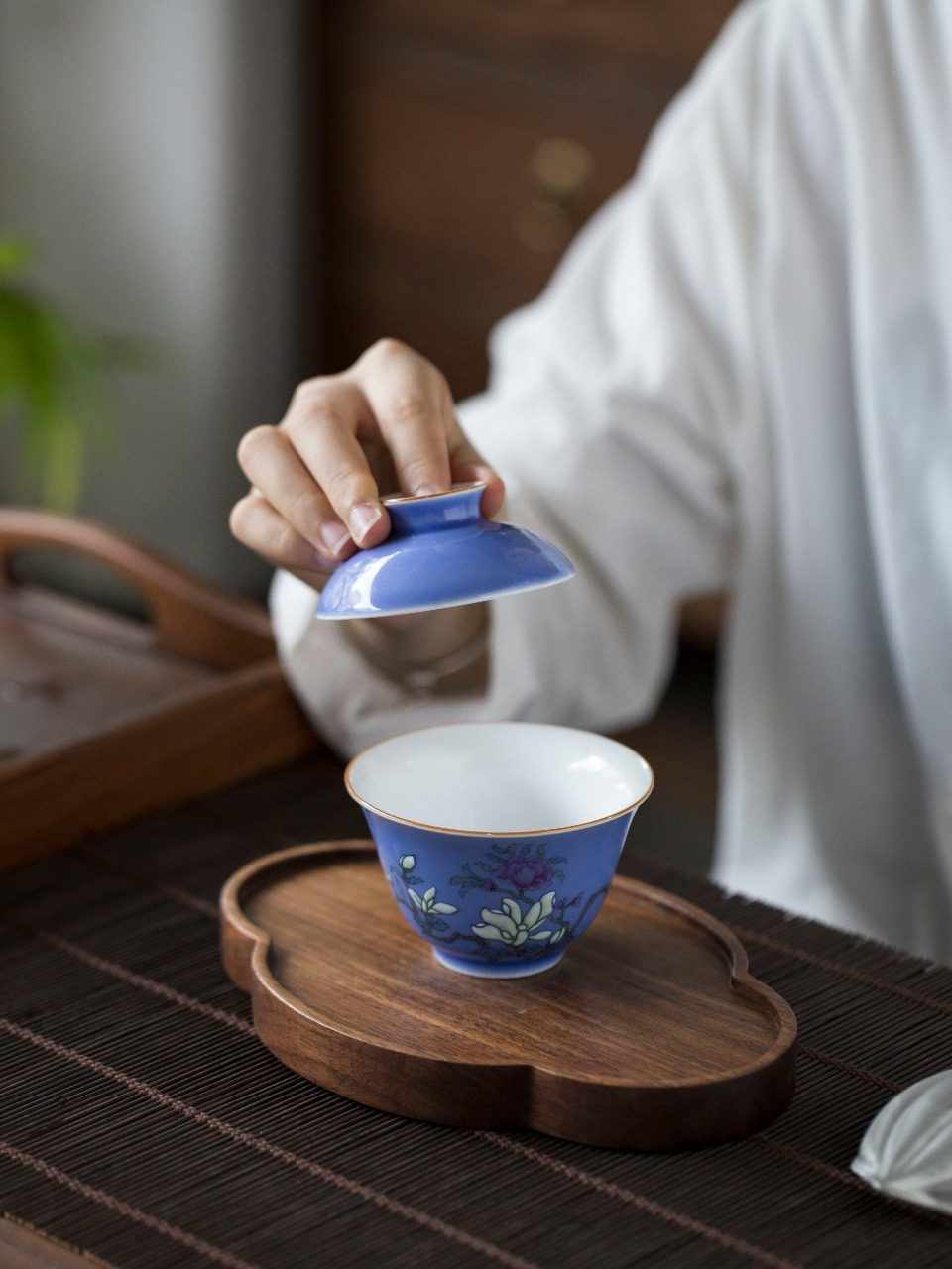 景德高温色釉蓝地粉彩手绘玉兰花两才功夫岩茶泡茶器具天地盖碗 口径