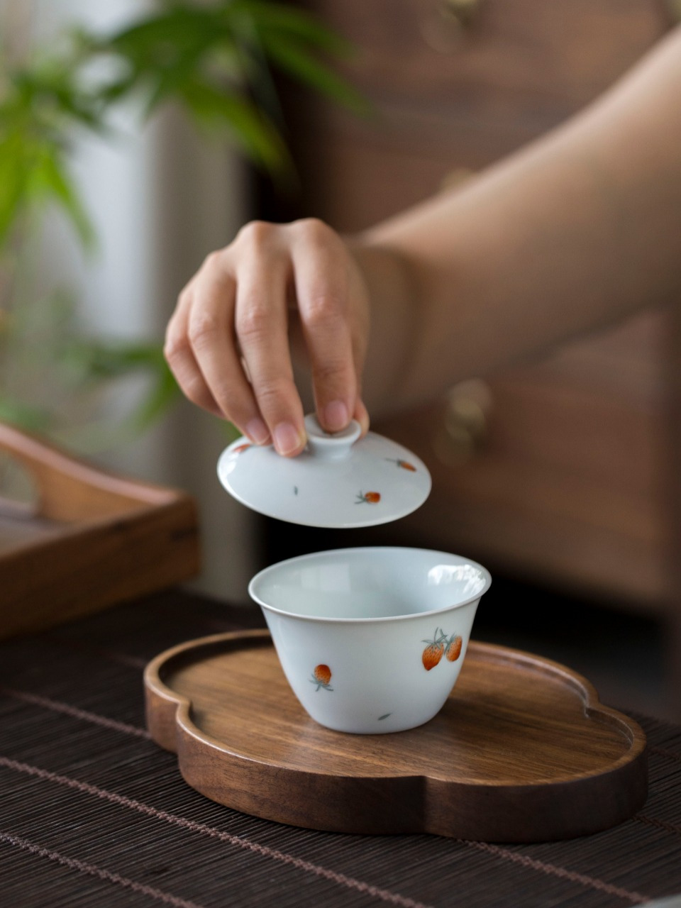 新彩手绘草莓两才小盖碗清新典雅仿古胎釉陶瓷盖碗岩茶专用泡茶器具