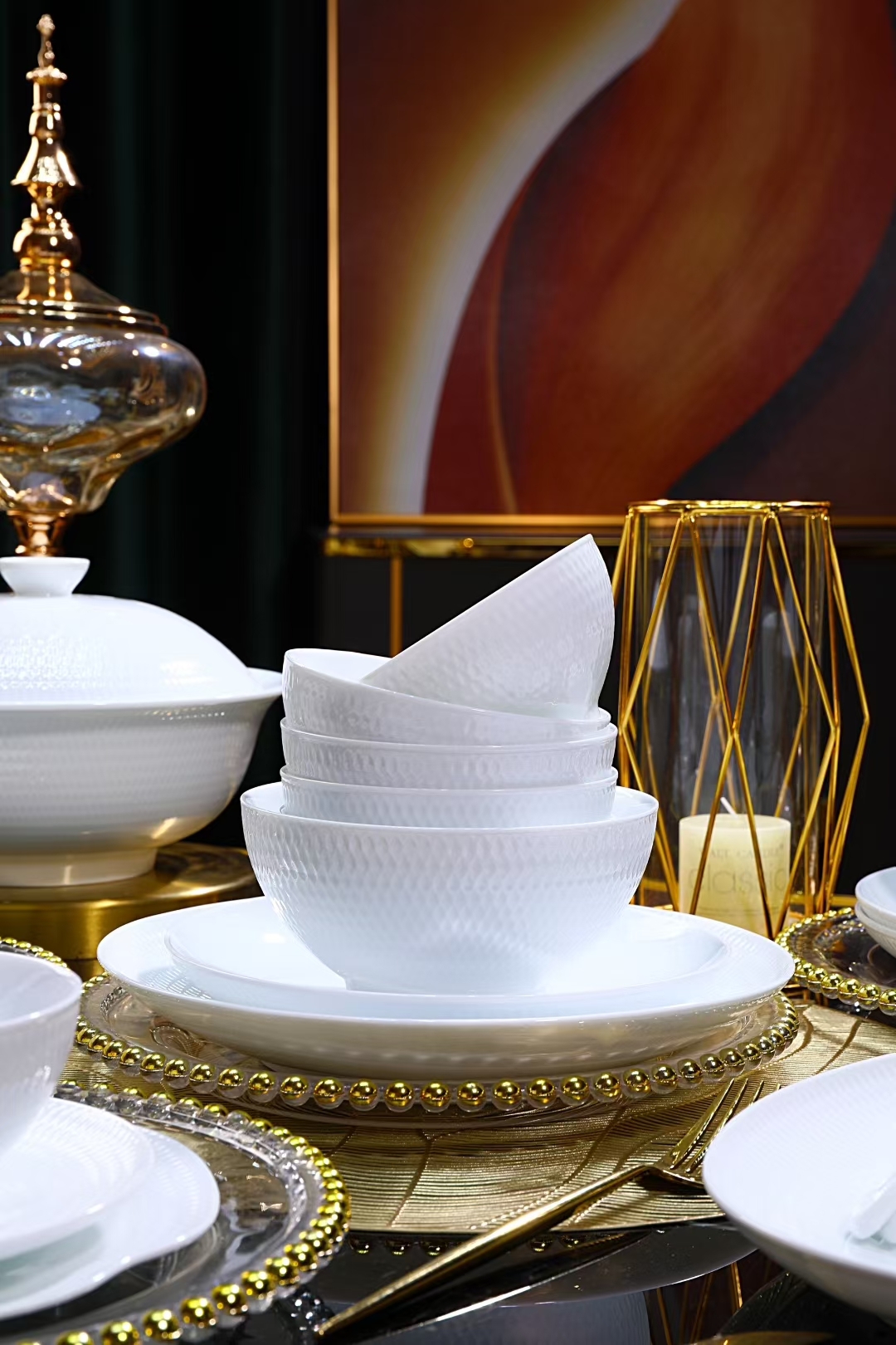 这套白玉泥陶瓷餐具,简约中透着雅致,雕刻纹理如