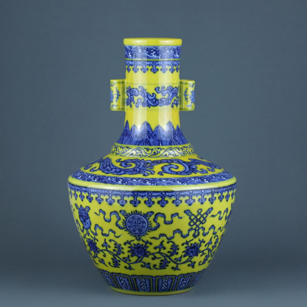 清乾隆精工仿古陶瓷黄地青花手绘缠枝莲八宝纹贯耳瓶高端中式家具摆件