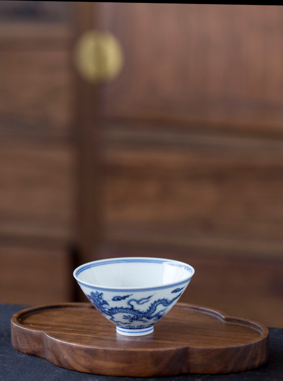 今天入手了一款景德匠人仿古手作的明青花龙纹斗笠杯,釉下彩绘的工艺