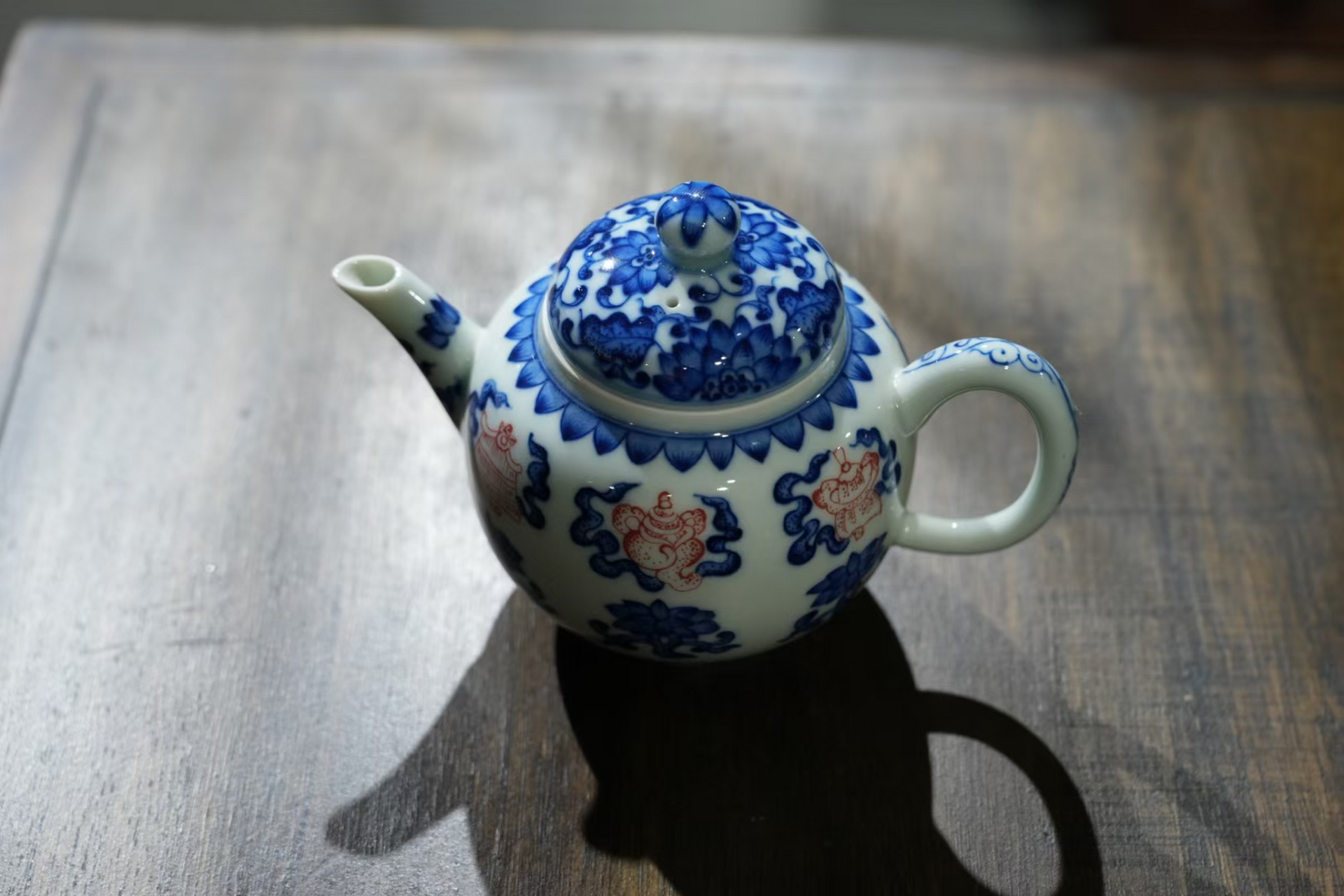 景德镇高岭土仿古泥手绘青花釉下红点工莲拖八宝球孔茶壶高档泡茶器具