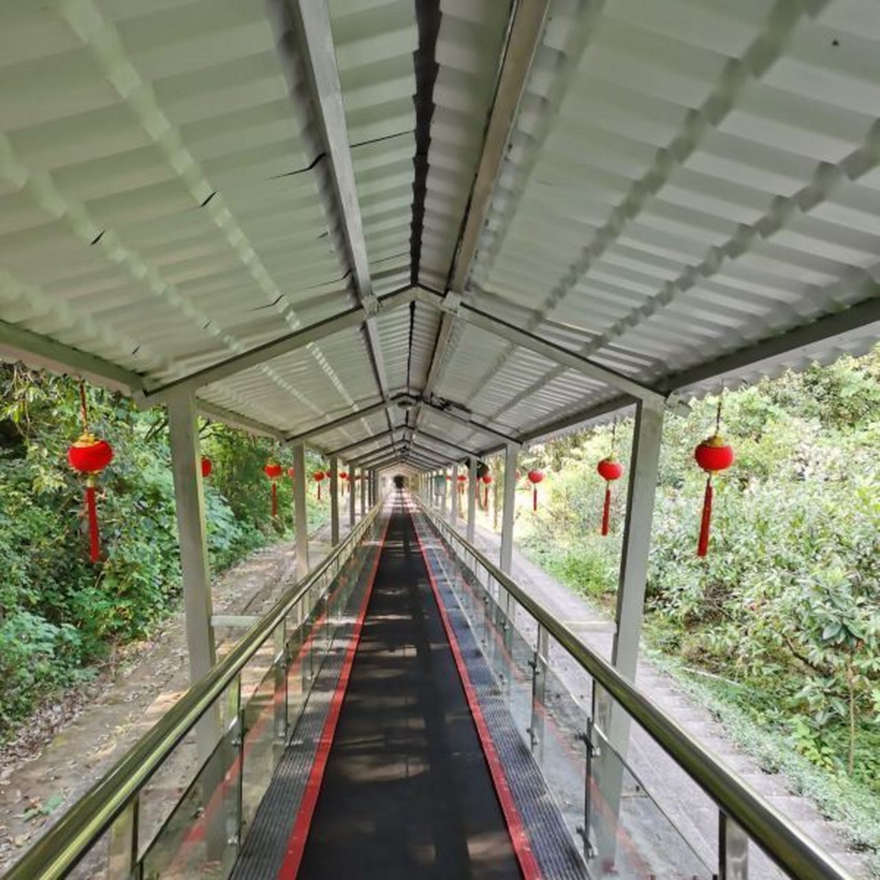 有小广播,提醒坐客不要扶栏杆,不要站起来,告诉我们,这云梯是华东