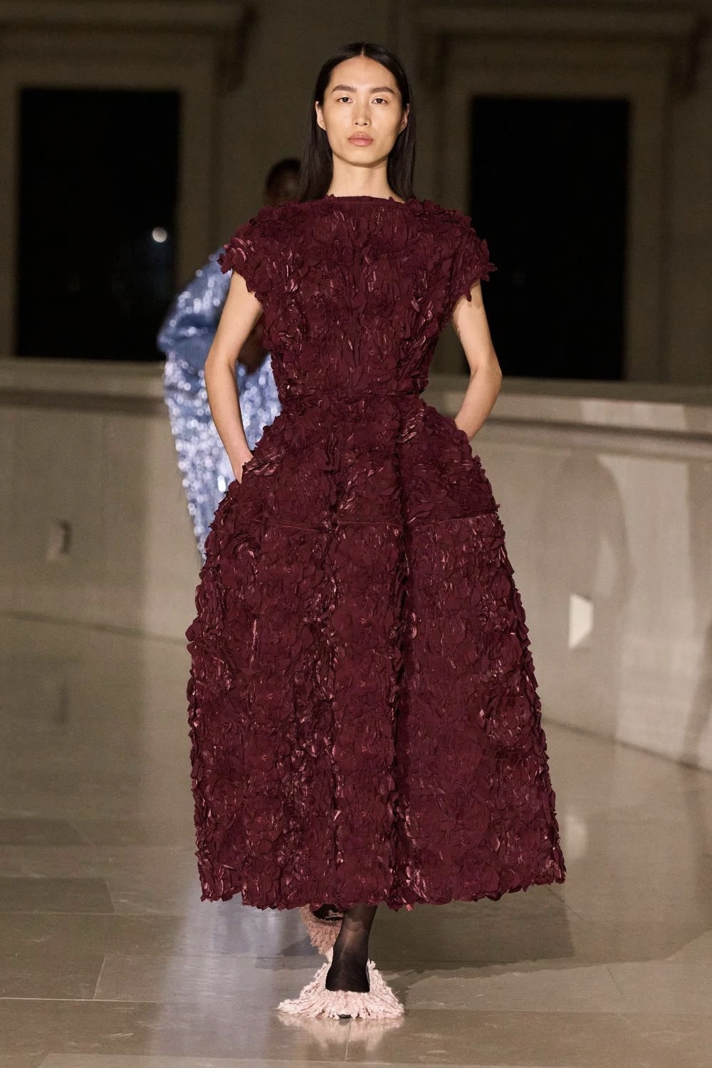 2005 年创立同名品牌,首秀即获英国时装协